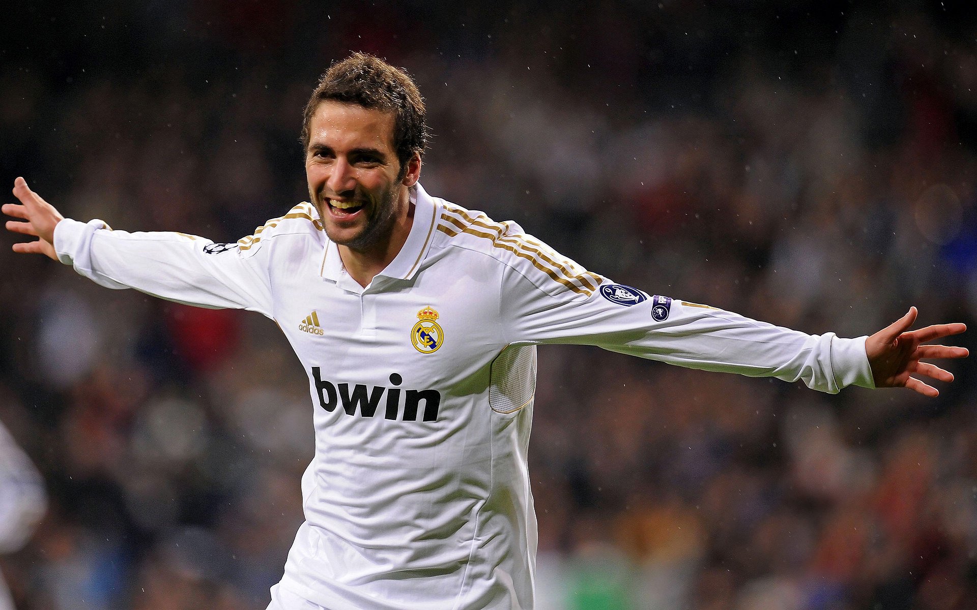 拉齐奥边路攻势频繁撕裂对方防线，拉齐奥位置